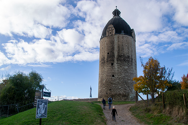 Det tykke tårn fra 1100-tallet står ved borgen Neuenburg.