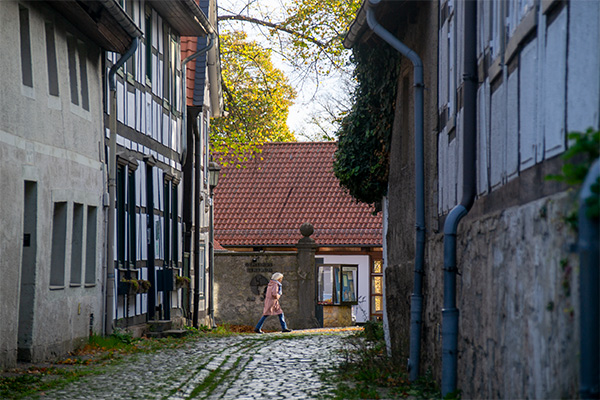 Den stemningsfulde gade Stiftsgasse i Königslutter am Elm tæt på domkirken.