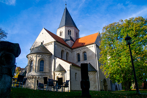 Kaiserdom troner på toppen af byen.