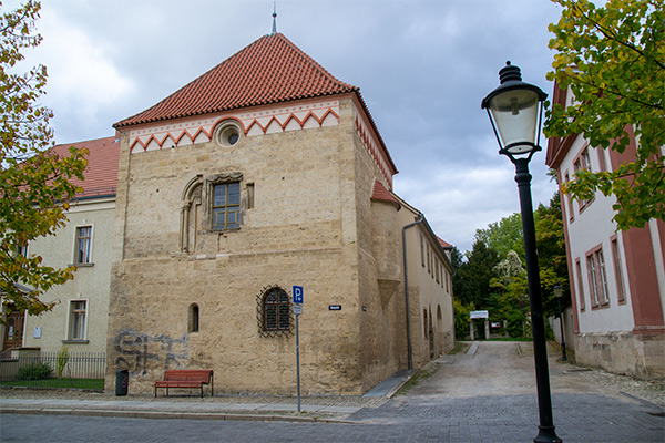 Naumburg har mange velbevarede gamle huse. Her er det Ägdienkapelle, der ligger lige ved siden af domkirken.