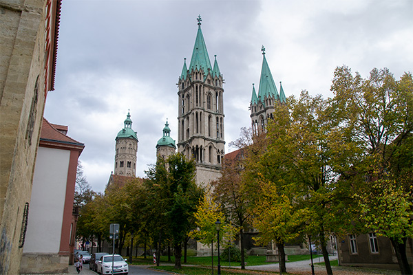Domkirkens fire spir er synlige over det meste af byen.