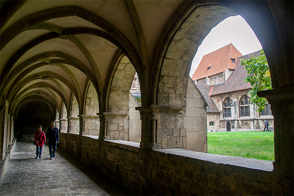 Klostergården er en del af domkirkeoplevelsen.