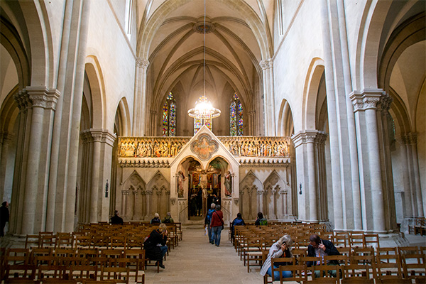 Domkirkens kor med de 12 statuer regnes for et romansk mesterværk