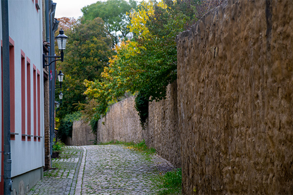 Dele af bymuren er bevaret. I gaden Wenzelsmauer kan du komme helt tæt på murværket.