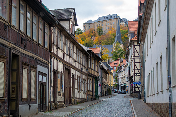 Over byen troner det fine slot, Schloss Blankenburg.