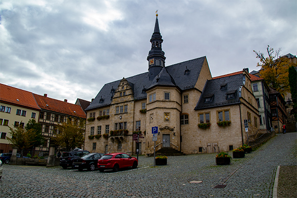 Rådhuset er opført i 1500-tallet.