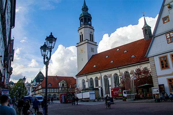 Byens kirke stammer fra 1300-tallet, men er kraftigt ombygget i 1800-tallet.