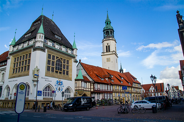 Kirken St. Mariens tårn rager godt op i bybilledet.