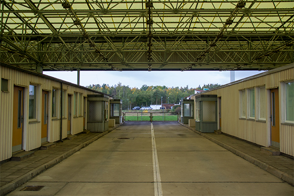 Flere af de originale bygninger er bevaret ved den gamle grænseovergang.