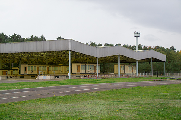 Lige udenfor byen ligger den gamle grænseovergang Marienborn.