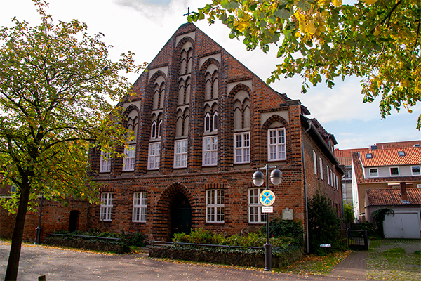 Det gotiske gavlhus, Probsteihaus, ligger lige over for den store St. Marien-kirke.