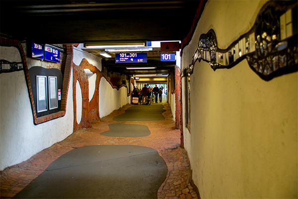 Detalje fra Uelzens banegård, der er tegnet af den berømte kunstner, Hundertwasser.