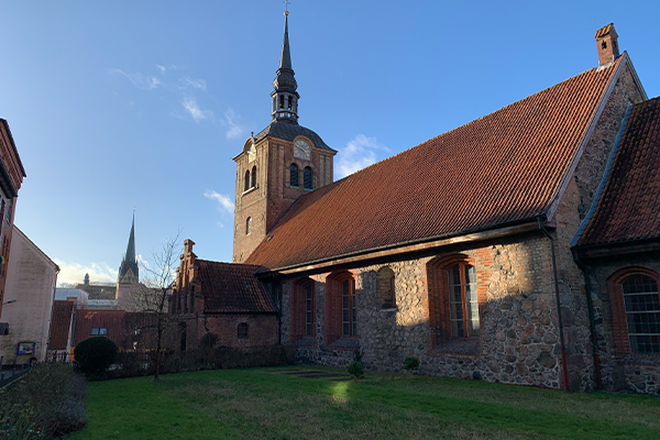 Kirken St. Johannis er omdrejningspunktet i den hyggelige bydel, Johannisviertel.