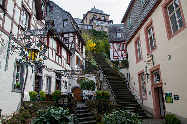 Stejle trapper fører fra byen og op til klosterkirken.