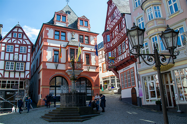 renæssancerådhuset på Marktplatz stammer fra starten af 1600-tallet.