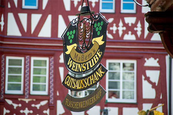 Der er vinproducenter og vinstuer i alle landsbyer ved Mosel.