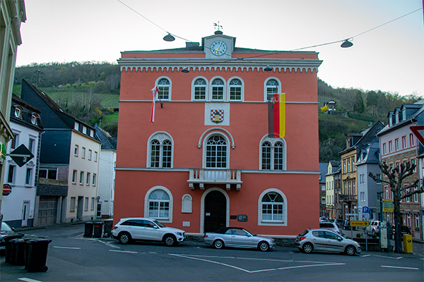Det historiske rådhus i bydelen Trarbach.
