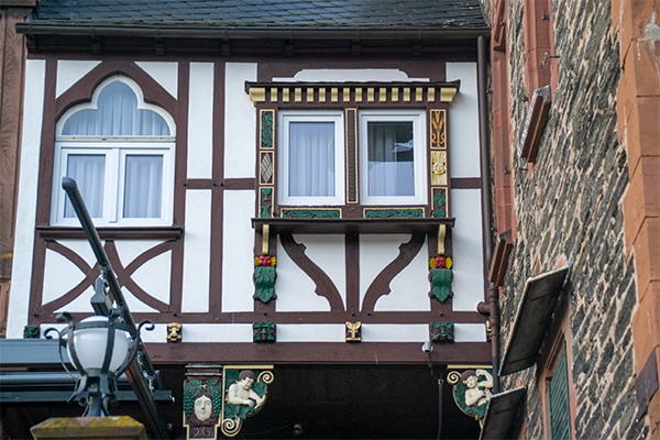 Der er mange fine jugendstil-detaljer i bybilledet.