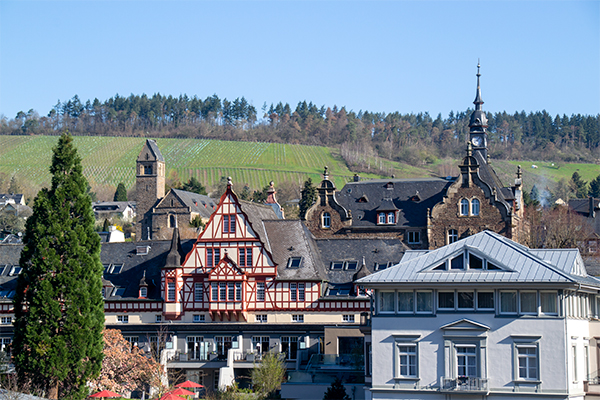 Det store spahotel "Moselschlösschen" fylder godt i bybilledet.