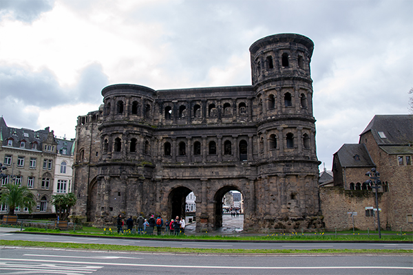 Porta Nigra har lukket folk ind i Trier i 1800 år.