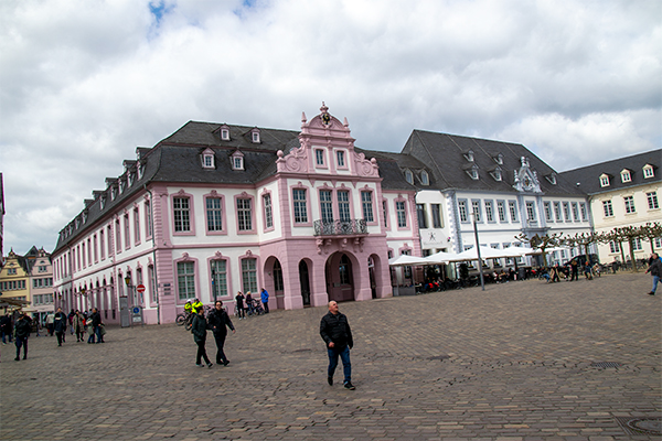 1700-talspalæet Palais Walderdorff er en del af den smukke plads Domfreihof.