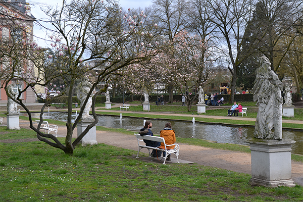 Det kurfyrsltlige palæ er omgivet af en stor, grøn park.