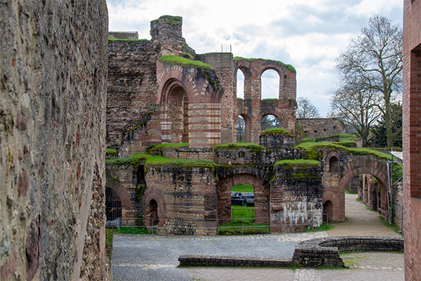 Der er flere romerske ruiner i byen. For eksempel kaizerthermen her.