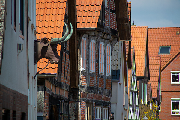 De brostensbelagte gader omkring domkirken flankeret af yndige byhuse