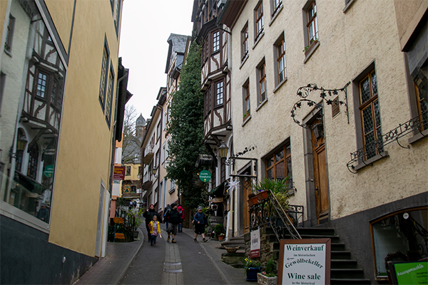 Stejle gader fører fra byen op til den nygotiske borg.