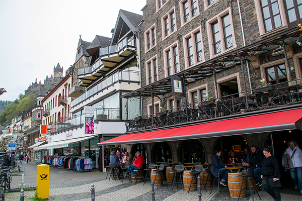Promenaden er fyldt med barer og restauranter.