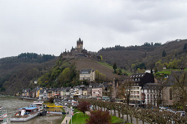 Reichsburg Cochem ligger smukt over byen.