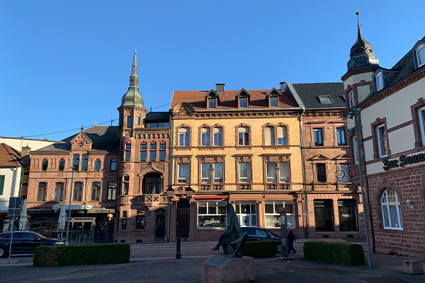 Der er mange velholdte huse fra omkring år 1900 i byen.