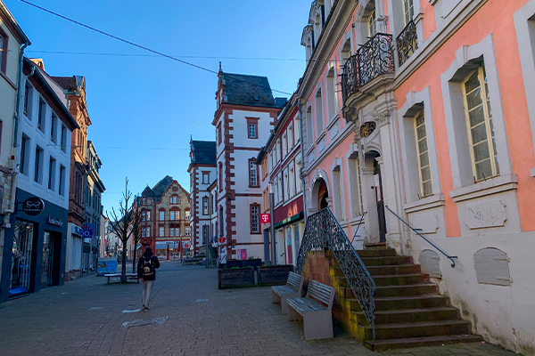 Der er flere statelige huse i Merzigs gågade.