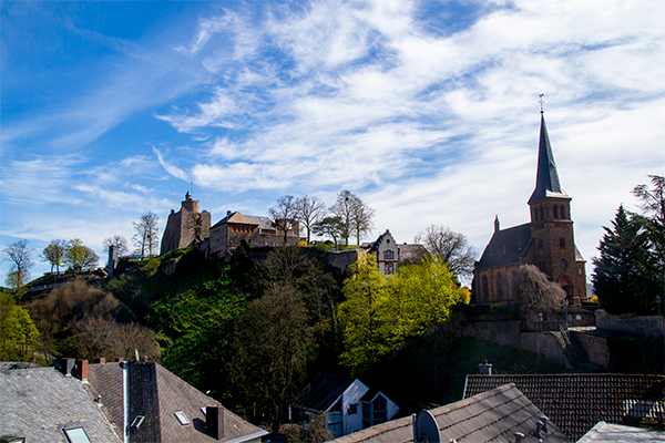 Over byen troner ruinen af borgen Saarburg.