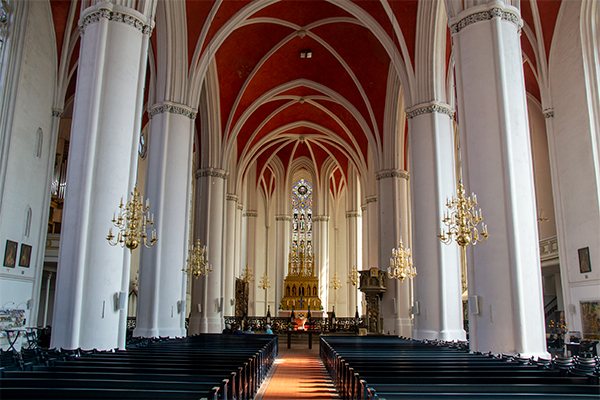 Byens imponerende domkirke byder på et smukt, lyst kirkerum.