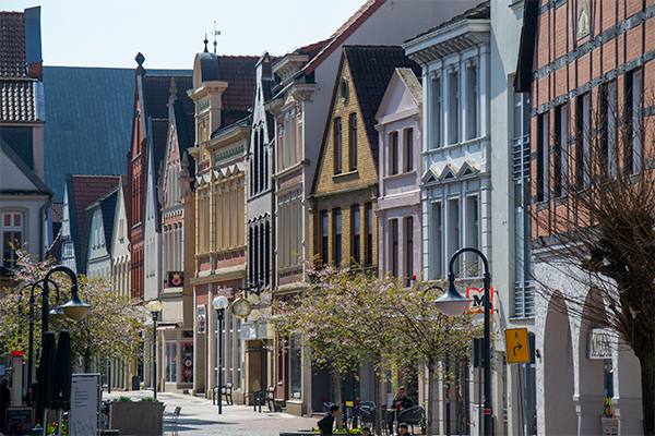 Velholdte borgerhuse og købmandsgårde flankerer gågaden Grosse Strasse.