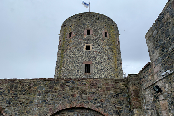 Højt over centrum står resterne af middelalderborgen Hohenburg.