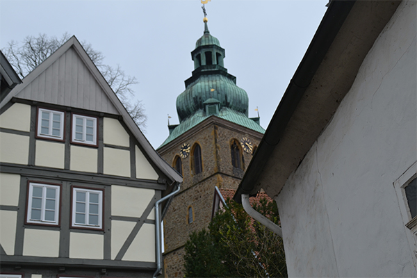 Stadtkirche Bad Salzuflens kirketårn rager op i bybilledet.