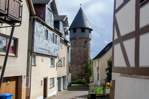 Langs bymuren ved vejen Hinter der Mauer står et af byens gamle forsvarstårne.