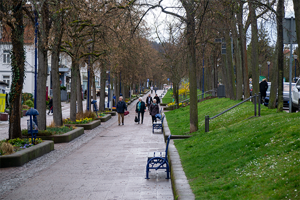 Den lange Brunnenallee forbinder kurparken og den historiske bykerne.