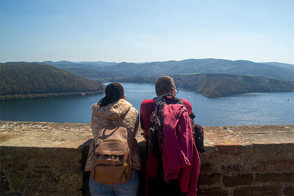 Fra udsigtsplatformen ved slottet Waldeck er der en fornem udsigt over Edersee og nationalparken Kellerwald-Edersee