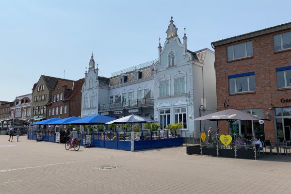 Der ligger adskillige spisesteder langs promenaden i Kappeln.