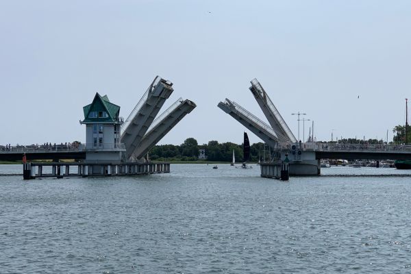 Broen går op, når sejlskibene skal passere Kappeln.