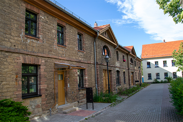 Det gamle jernsmedeværk fra 1800-tallet ligger midt i byen og er i dag omdannet til huse.