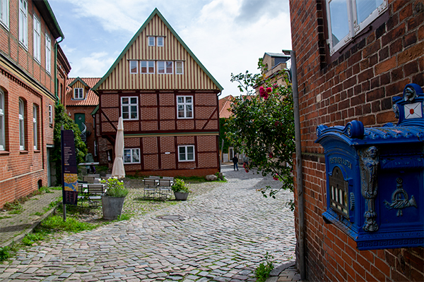 Flere steder i byen kan man se de gamle, blå postkasser på husmurene.