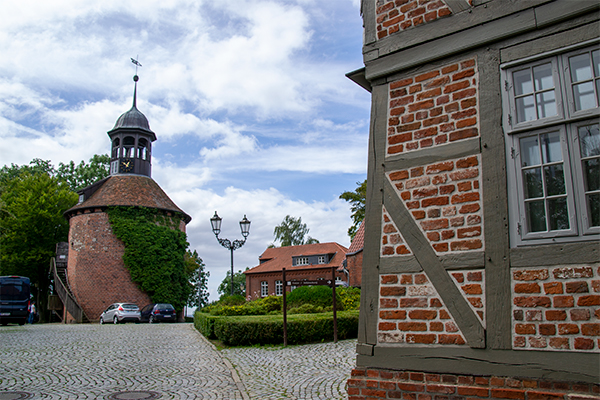 Det gamle tårn fra 1477 står her endnu ved siden af slottet.