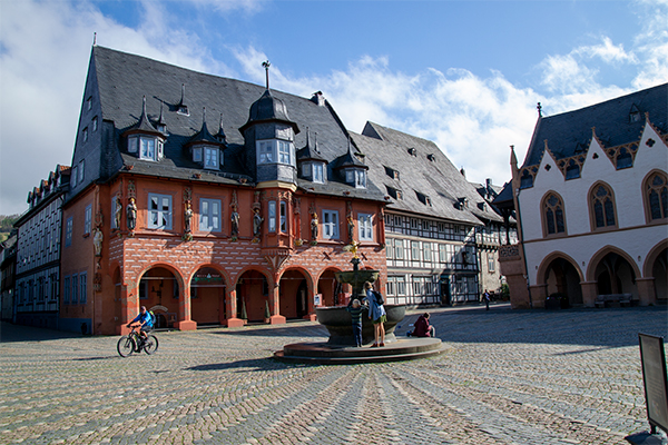 Den stemningsfulde markedsplads i Goslar.