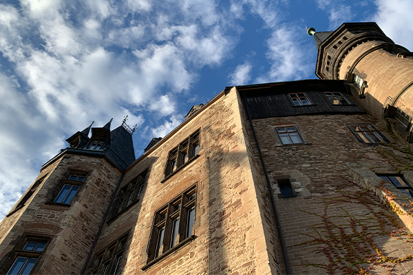 På toppen af den hyggelige by, Wernigerode, ligger et slot.