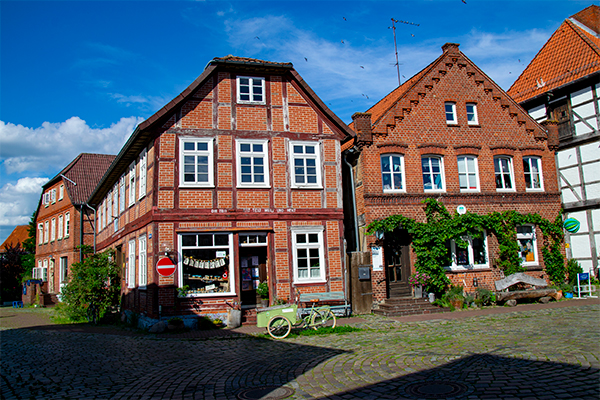 Der er mange specialbutikker og spisesteder i de velholdte bindingsværkshuse.