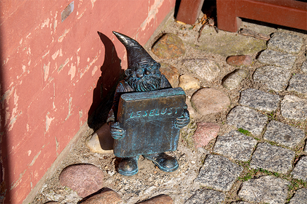 Over hele byen kan du spotte små dværgstatuer - men du skal kigge godt efter for at få øje på dem.